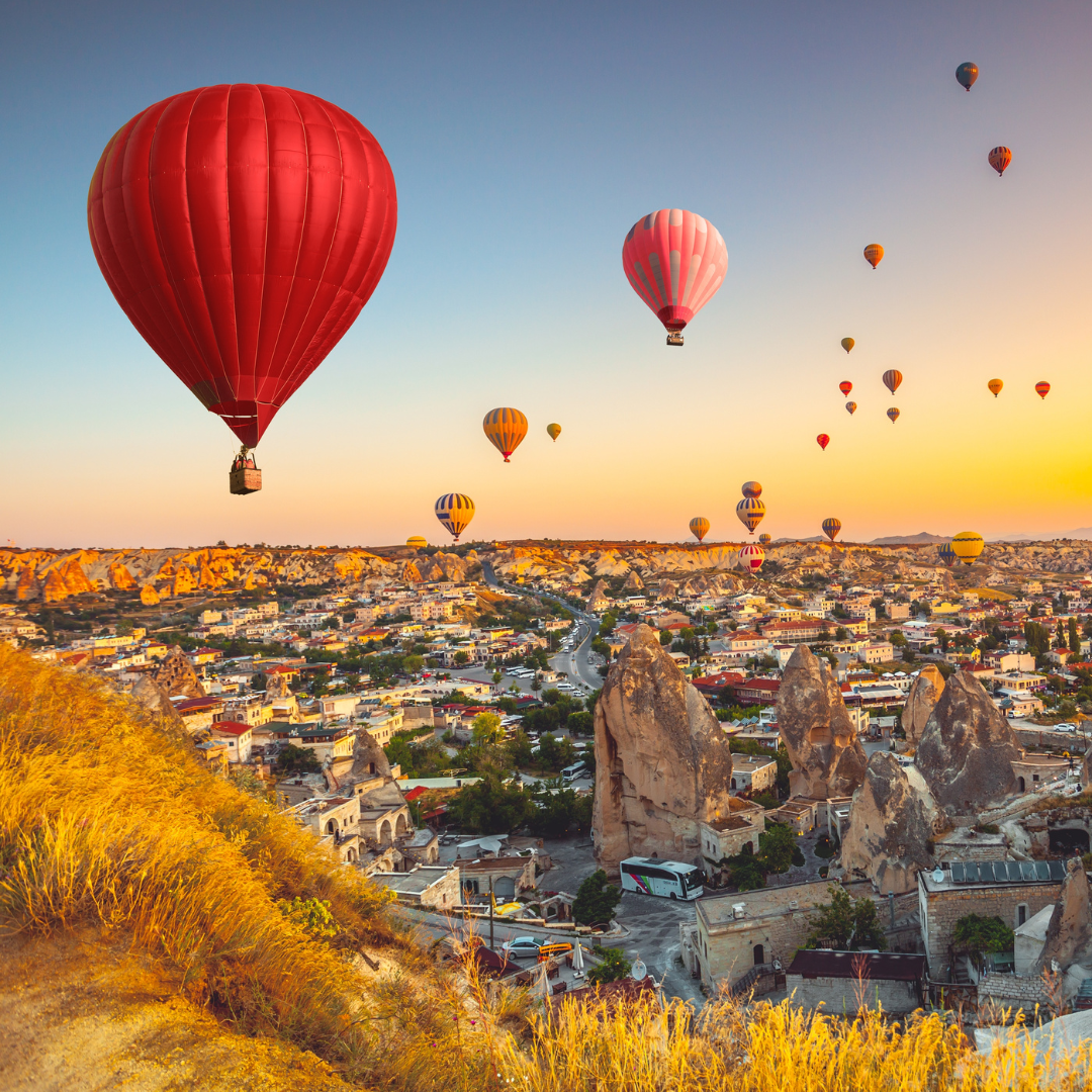 Sejur în Cappadocia: Explorează tărâmul baloanelor cu aer cald și al peisajelor unice